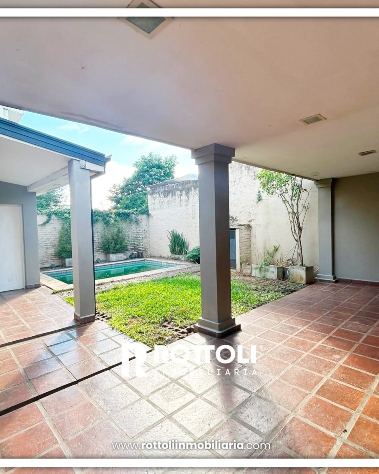 CASA DE TRES DORMITORIOS CON PISCINA EN VENTA-POSADAS MISIONES